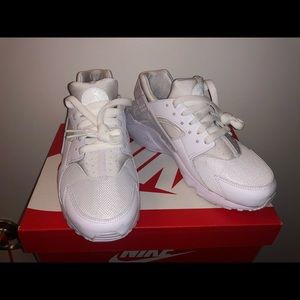 Nike Shoes - NIKE HUARACHE WOMENS 7 Nike Shoes - NIKE HUARACHE WOMENS 7